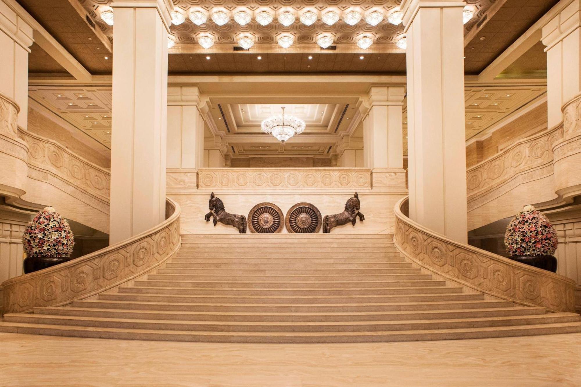 Itc Grand Chola, A Luxury Collection Hotel, Chennai Eksteriør billede The main staircase